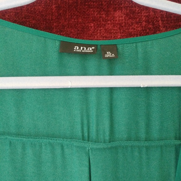 🌸Ana green emerald blouse - Picture 4 of 5